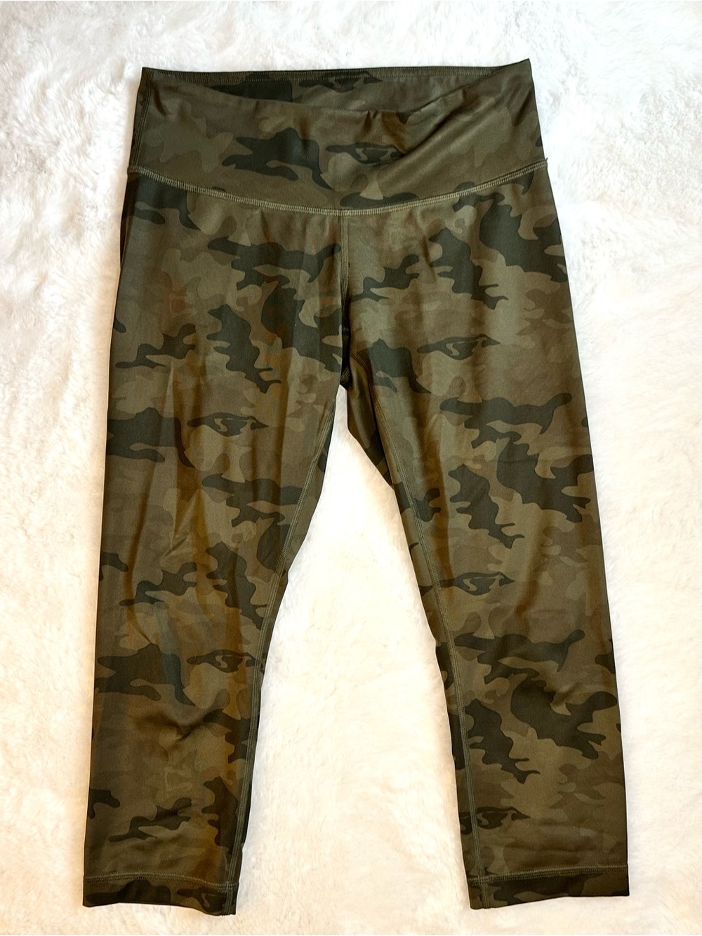 LULULEMON Crop Leggings Camo Green Women’s Size 6 Yoga Gym Green Athleisure